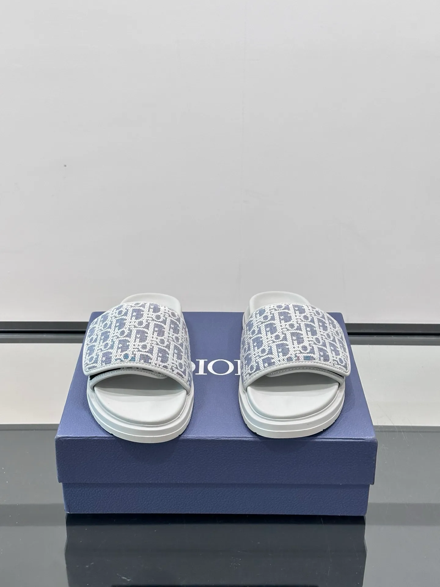 Factory price: 280💰𝐂𝐡𝐫𝐢𝐬𝐭𝐢𝐚𝐧 𝐃𝐢𝐨𝐫 Dior's latest popular sandals, classic upgraded Velcro sandals, original replicas, super durable and versatile, very comfortable on the feet, slimming and white, original cowhide leather upper, sheepskin lining Original d hardware buckle Original molded T men's shoes 💰U outsole Size: 38-44 (.45.46 customized)